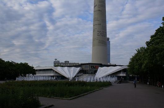Pavillons au pied de la tour de télévision de Berlin