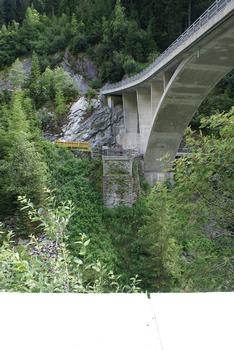 Pont existant et appuis de l'ancien pont sur l'Averser Rhein à Innerferrera