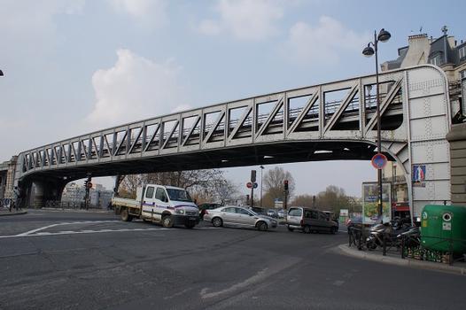 Linie 6 der Pariser Métro – Metroüberführung am Place des martyrs Juifs du Vélodrome d'Hiver