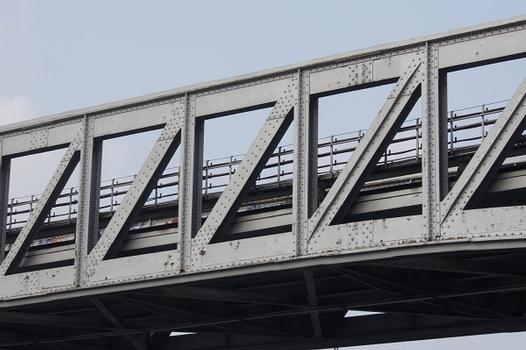 Paris Métro Line 6 – Metro Bridge across Place des martyrs Juifs du Vélodrome d'Hiver