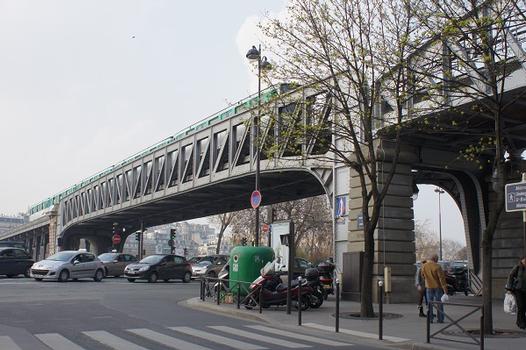 Linie 6 der Pariser Métro – Metroüberführung am Place des martyrs Juifs du Vélodrome d'Hiver