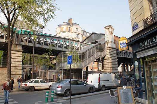 Linie 6 der Pariser Métro – Metrobahnhof Cambronne