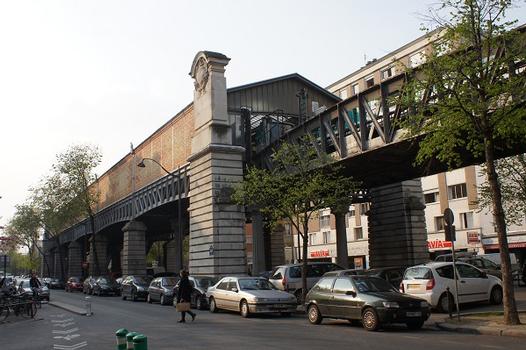 Linie 6 der Pariser Métro – Metrobahnhof Cambronne