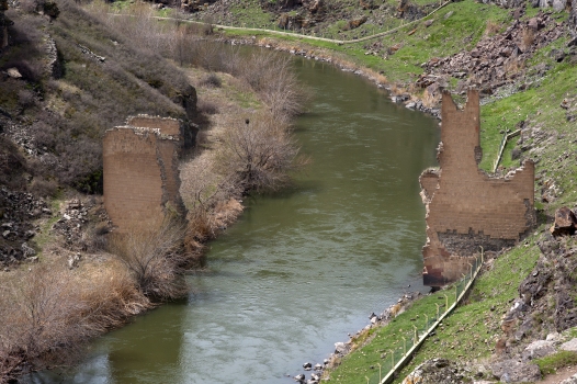 Pont sur l'Akhourian
