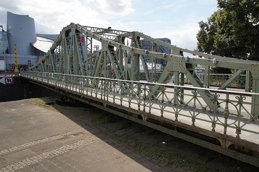 Hafenbrücke am Rheinauhafen