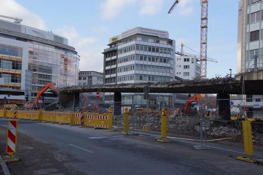 Démolition du passage supérieur du Jan-Wellem-Platz à Düsseldorf (Allemagne)