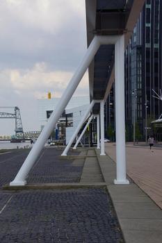 Brückeninstallation am Wilhelminaplein 