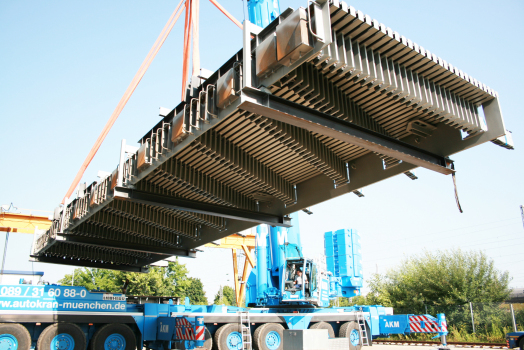 The first new MSM® Swivel Joist Expansion Joint during loading in the yard of MAURER in Munich