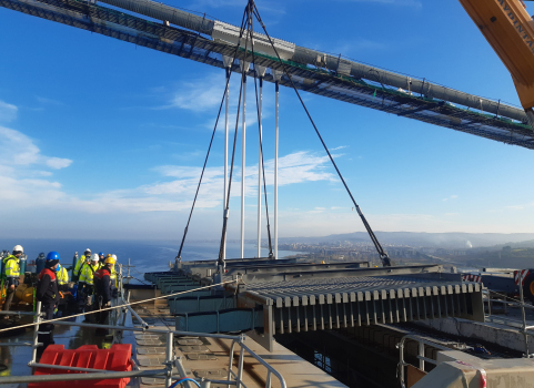 The MSM® Swivel Joist Expansion Joint during installation on the 1915Çanakkale Bridge