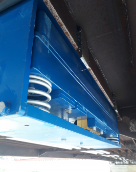 Subsequent installation of vibration dampers on the Zinggen Bridge : Once the dampers are firmly bolted, the perforated metal plates are removed.