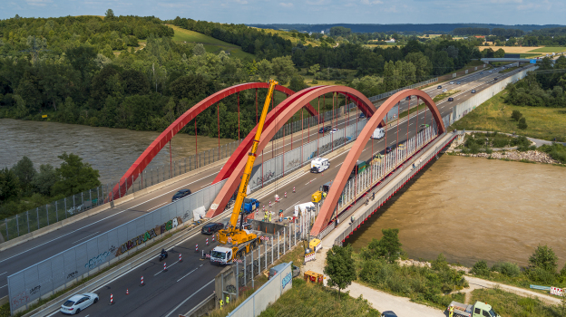 Replacement des joints de dilatation du pont de Gersthofen : Le pont sur la Lech près de Gersthofen, à l'ouest d'Augsbourg, pendant le chantier de remplacement des joints. L'ensemble du remplacement n'a duré qu'un week-end, avec seulement cinq heures et demie de fermeture totale.