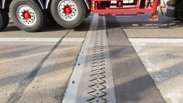 Expansion joint replacement for the Gersthofen bridge : The new roadway expansion joint open for traffic.