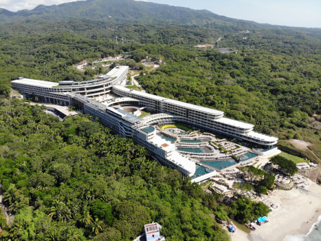 Secrets & Dreams Bahia Mita in Mexiko : Die Hotelanlage wurde stufenweise ins aufsteigende Gelände hineingebaut und liegt komplett auf Erdbebenisolatoren
