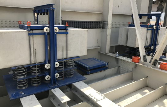 Two installed dampers : Between them lie the blue steel plates, which can be supplemented to tune the mass precisely to the natural frequency of the bridge.
