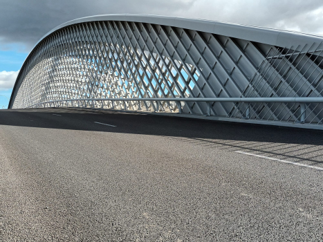 Eine Schönheit: die neue Puente de la Concordia de Valdebebas im Nordwesten Madrids