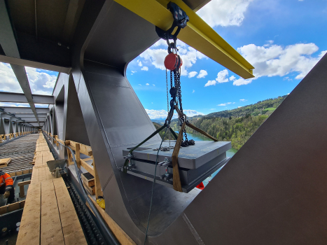 Lifting in the SIP® bearings using specific mounting girders