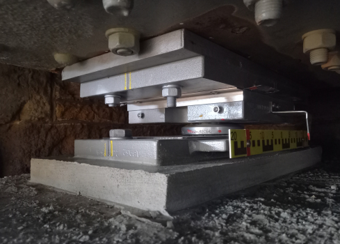No more space was available: extremely tight spatial conditions at a bearing under a steel girder
