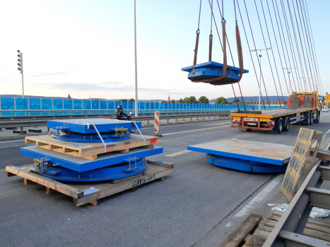 The new spherical bearings were replaced from the bridge deck