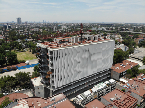 Bau des INCMNSZ:Das Nationale Institut der Medizin- und Nahrungswissenschaften im Süden von Mexiko-Stadt (INCMNSZ) ragt schmal und hoch aus der umliegenden Bebauung hervor. Bauzustand im Mai 2023.