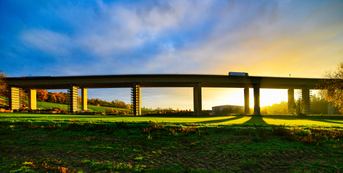 Die Kochertalbrücke im Gegenlicht