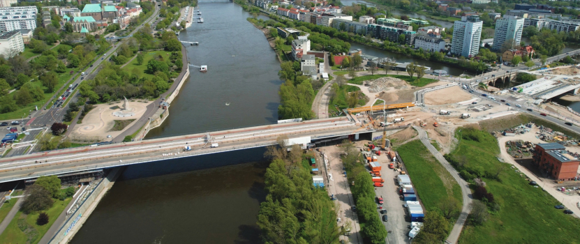 The Neue Strombrücke over the Elbe in Magdeburg during its rehabilitation in 2023 : On the right, the second of a total of three bridges of the bridge structure