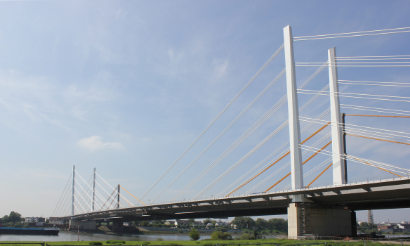 Die Rheinbrücke Neuenkamp bei Duisburg mit fertiggestelltem südlichem Überbau (vorne)