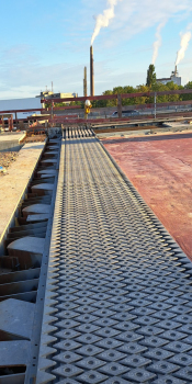 Detachable expansion joint : on the right, already integrated; on the left, still open – as here, the special detachable connection will be created and the lean concrete has not yet been installed