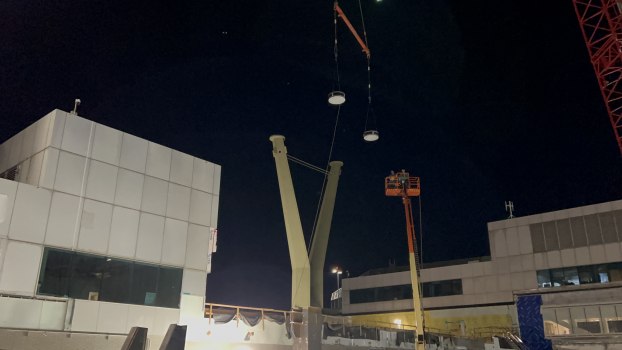 Montage des appuis SIP sur les colonnes en Y : Les travaux ont été effectués de nuit, car l'aéroport est en cours de rénovation sans interruption.