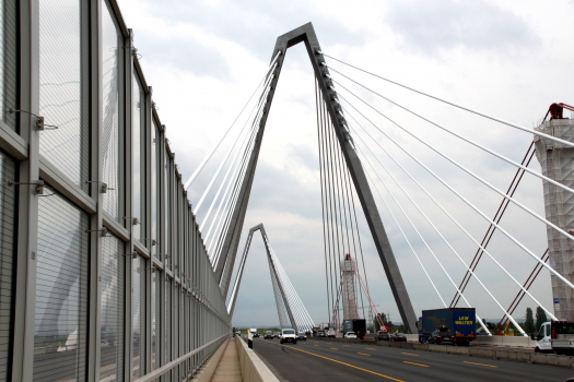 Le premier des deux nouveau ponts sur le Rhin à Leverkusen