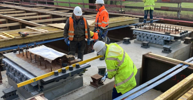 Installation of the bearings on the first new section of the Leverkusen Bridge