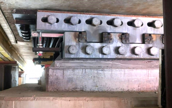 Installed bearing : During the construction phase in the launching process, temporary restraints had enabled the bearings to partly assume changing functions in the progress of construction work.