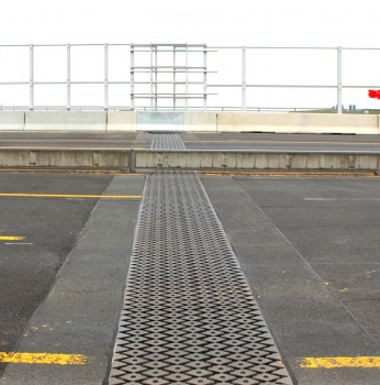 Installed expansion joint on the new bridge, which will have six lanes up to completion of the second section of the bridge