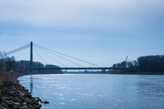 The A61 bridge over the Rhine at Speyer : The expansion joint between the asymmetrical cable-stayed bridge and the approach bridge on the right was replaced.