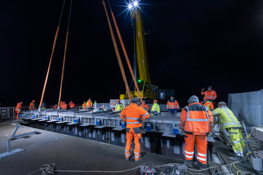 The new, 12-profile expansion joint is installed on the Saturday night: a complex operation that called for a large team of specialists.