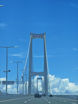 The main bridge of the Shenzhong Link, with its 1,666 m main span and bridge deck 91 m above the sea.