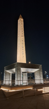Der Turm im Eingangsbereich des Museums wird mit Bleikernlagern gegen Schwingungen und Erdbeben geschützt