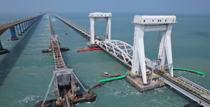 Die drei Pamban-Brücken : In der Mitte die stillgelegte Ei-senbahn-Klappbrücke, rechts die neue Eisenbahn-Hubbrücke, links die Straßenbrücke.