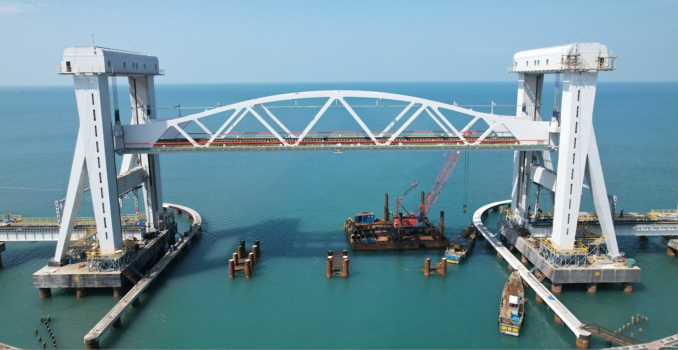 Die neue Pamban-Eisenbahnbrücke während des Baus, angehoben.
