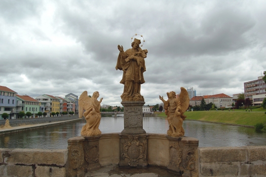 Statue des Nepomuk auf der alten Steinbrücke in Písek