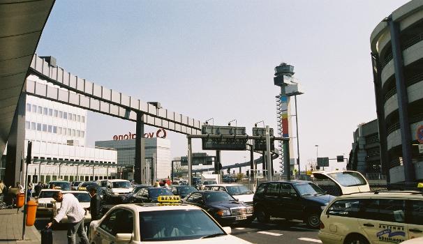 Flughafen Düsseldorf International – SkyTrain und Flugsicherungsturm