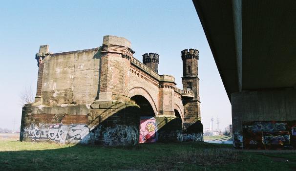 Hammer Brücke, Düsseldorf – Reste der vorherigen Brücke
