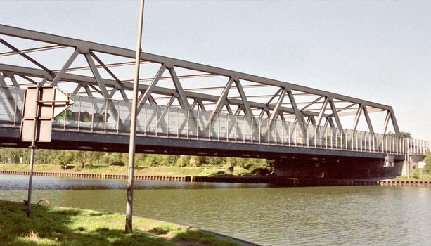 Autobahnbrücke der A3 über den Rhein-Herne-Kanal in Oberhausen