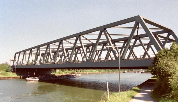 Autobahnbrücke der A3 über den Rhein-Herne-Kanal in Oberhausen