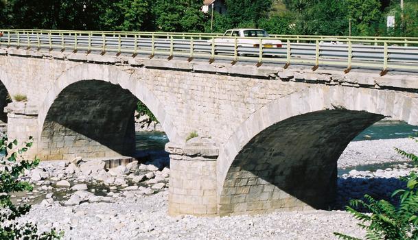 Road bridge across the Var near Puget-Théniers