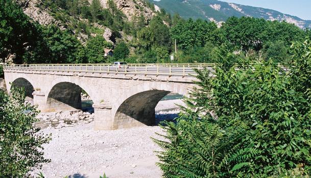 Road bridge across the Var near Puget-Théniers