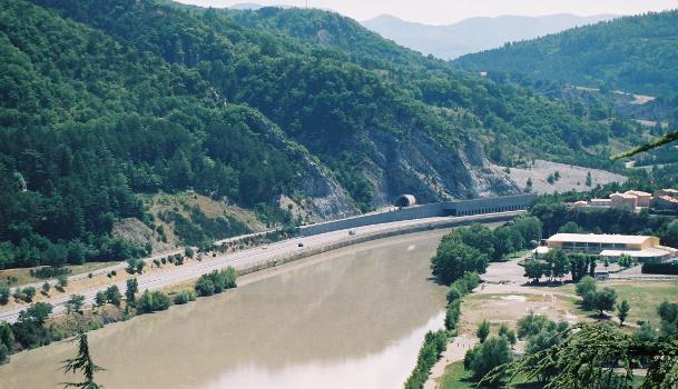 Autoroute A51The highway follows the river Durance just before entering the Baume Tunnel at Sisteron: Autoroute A51 The highway follows the river Durance just before entering the Baume Tunnel at Sisteron