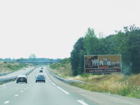 Panneau annonçant les Sables d'Olonne sur la D160 consécutive à l'autoroute A87 en Vendée.