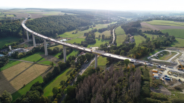 Die 785 m lange Aftetalbrücke ist das Herzstück der Bad Wünnenberger Ortsumgehung : Nach einer Bauzeit von sechs Jahren wird sie im Frühjahr 2022 für den Verkehr freigegeben.