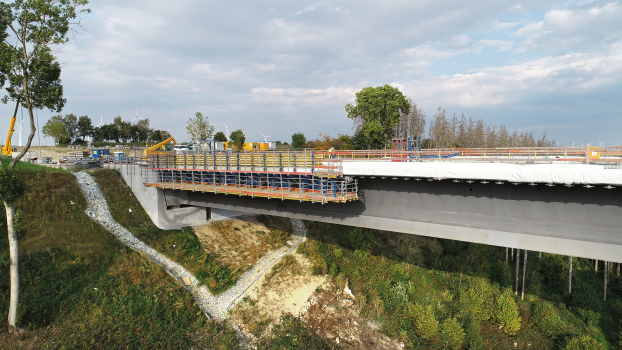 Afte Valley Viaduct near Bad Wünnenberg:The formwork carriage TU was mounted on the cornice cap on the superstructure for the construction of the parapet wall.