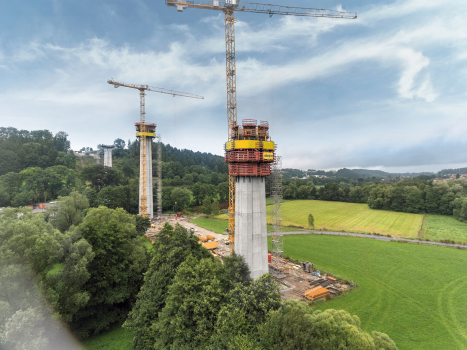 Aftetalbrücke bei Bad Wünnenberg : Die 7-Feldbrücke wird von sechs Pfeilern gestützt, die zum Teil eine Höhe von bis zu 66 m erreichen